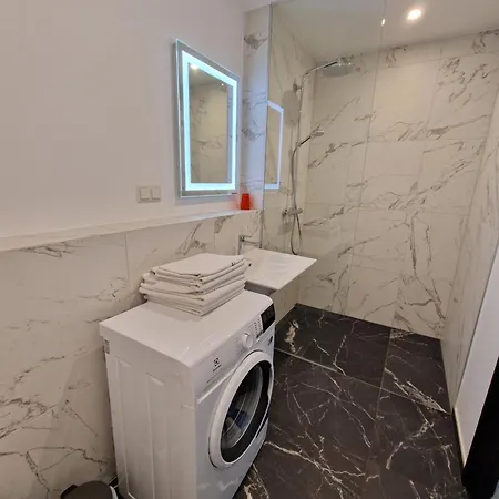 Kesklinna 2 Magamistoa Ja Tasuta Parklakohaga Garaazis Apartment